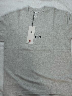 ALO Yoga Short Sleeve Crew Tee in Heather Gray